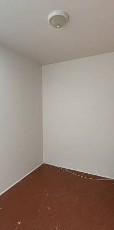 2 Bedroom Apartment in Chinatown- No laundry/No parking - Photo 1