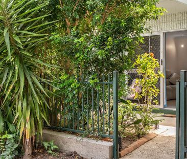 Immaculate Inner-City Townhouse: Your Private Oasis in Cairns North - Photo 3