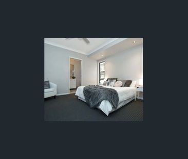 "STYLISH TOWNHOUSE" - Photo 1