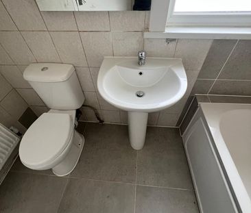 2 Bed Flat, High Street North, E12 - Photo 3