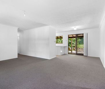 Lovely Family Home in Leafy Surrounds - Photo 2