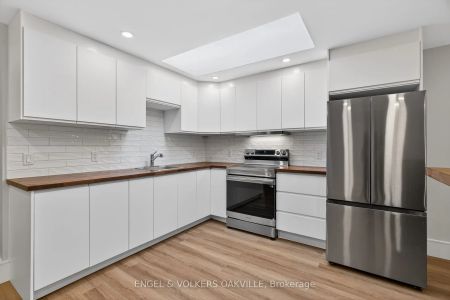 131 Lakeshore Road E #4 - Photo 2