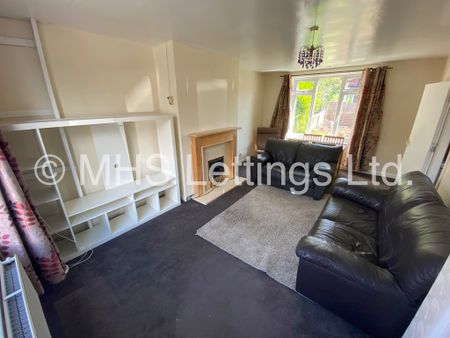 4 Bedroom Mid Terraced House for rent in Langdale Gardens - Photo 2