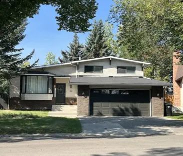 A blend of comfort and charm peaceful, three bedroom, two bathrooms | 555 Woodpark Crescent Southwest, Calgary - Photo 1