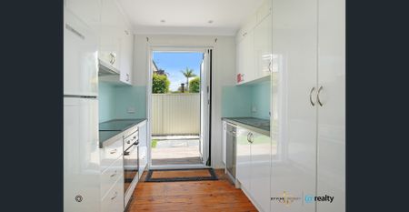 Beachside Townhouse with Private Yard – 100m to East Corrimal Beach - Photo 2