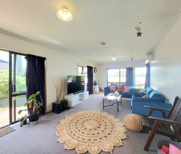 Two Bedroom Home with Stunning Water Views - Otumoetai - Photo 4