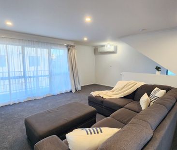 Semi-Furnished Townhouse with Double Internal Garage in Perfect Loc... - Photo 1