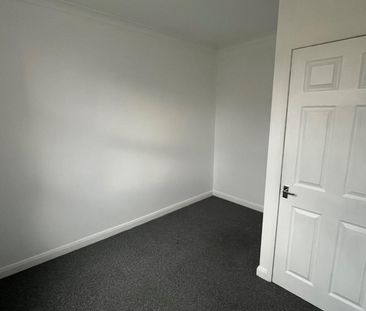 2 bedroom Flat To Let - Photo 4