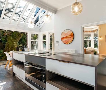 Stunning 5-Bedroom Family Home in Prime Location - Photo 3