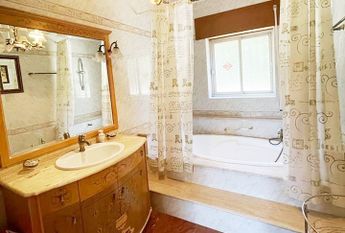 LONG TERM RENTAL. Spacious villa with 6 bedrooms for rent.