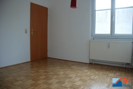 Wohnung mit großzügigem Balkon und Tiefgaragenabstellplatz zu mieten! - Photo 2