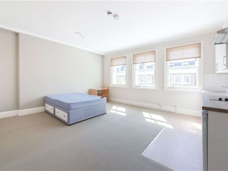 A fantastically located studio flat with shared bathroom facilities. The property has it's own kitchenette. - Photo 3