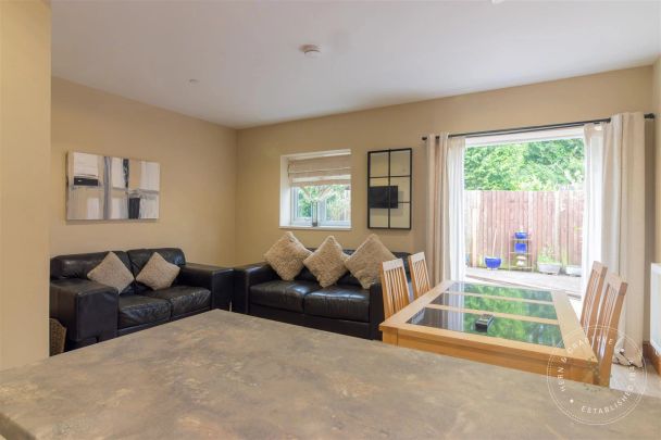 2 Bedroom Flat - Photo 1