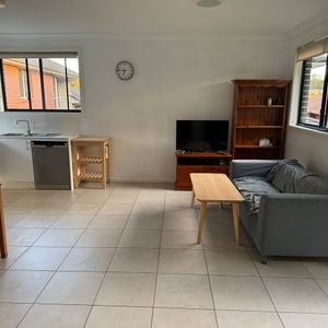 Meadowbank renovated 2 bed 1 bath $600 - Photo 2