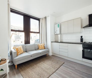 2 Bed Flat, Empress Avenue, IG1 - Photo 1