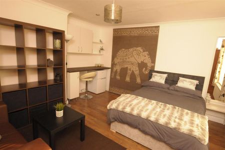 1 bedroom in a house share to rent - Photo 5