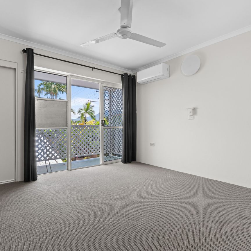 Townhouse with private courtyard - Photo 1