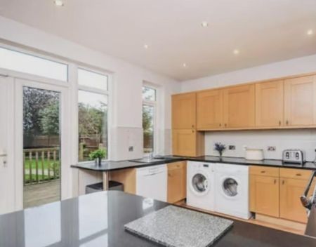 5 bedroom semi-detached house to rent - Photo 4