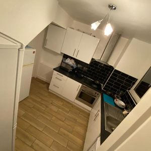 1 bedroom in a flat share to rent - Photo 3