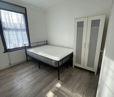 Ensuite room to let close to ilford station-£900 pcm - Photo 1