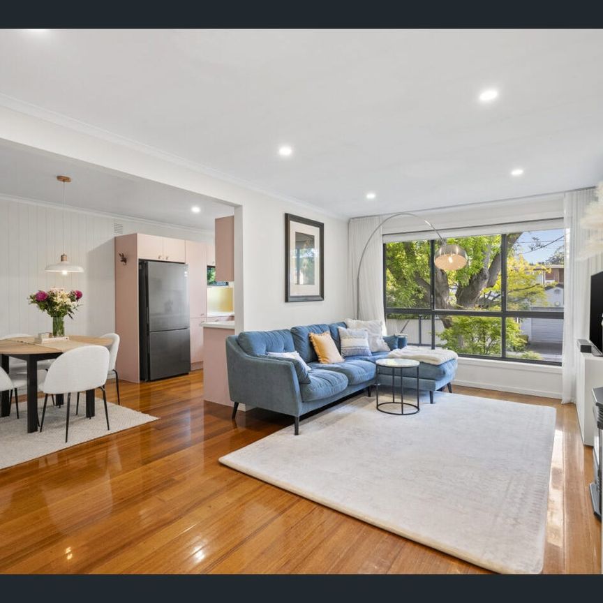 Charming 2-Bedroom Villa Unit with its own Street Frontage in Leafy Mont Albert - Photo 1