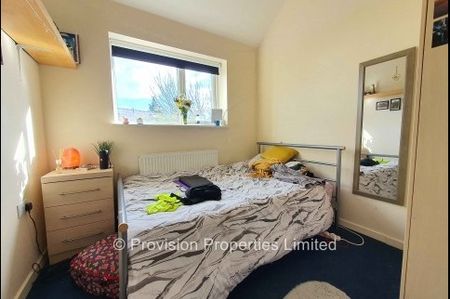 3 Bedroom Houses in Headingley - Photo 4