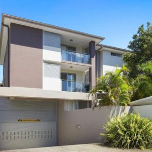 One Bedroom Unit with Private Courtyard - Photo 3