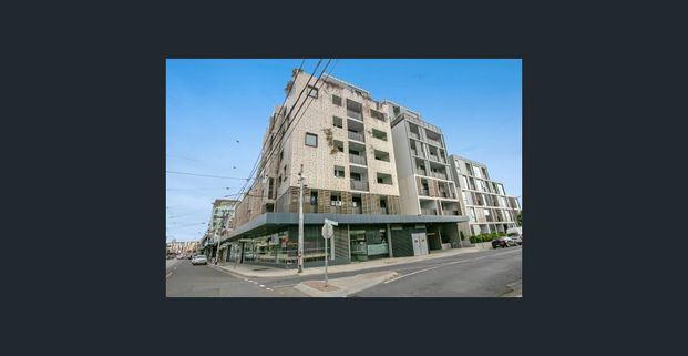 Two bedroom two bathroom light filled apartment - Photo 1