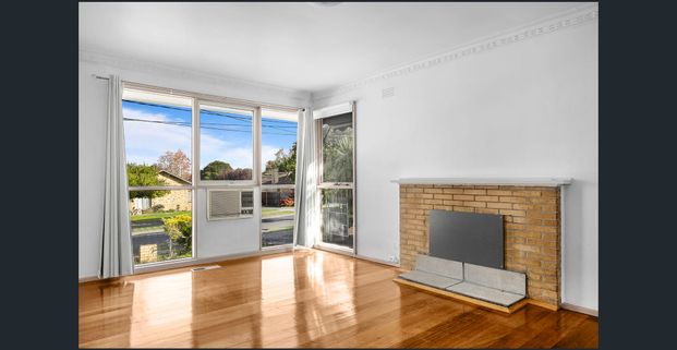 Bright and Spacious Family Home in a Sought-After Location - Photo 1