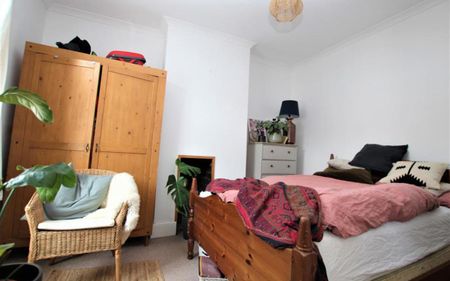 A lovely three bedroom mid-terrace house in the heart of St. Werburgh’s. Available on an unfurnished basis, open to three sharers! - Photo 4