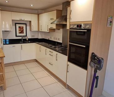 5 bedroom end of terrace house to rent - Photo 3