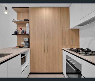 Stylish & Spacious Apartment with Oversized Courtyard - Photo 5