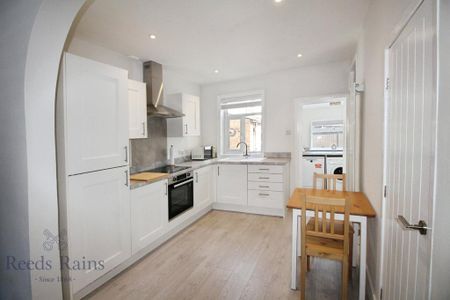 2 bedroom terraced house to rent - Photo 4