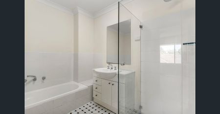 Bright & Spacious Two-Bedroom Apartment - Photo 5