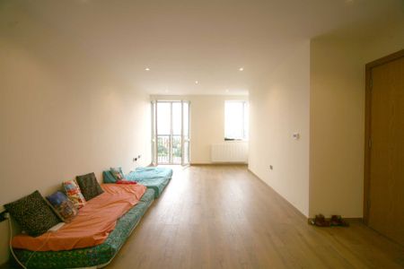 Price £1,650 pcm - Available Now - Part Furnished - Photo 2
