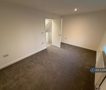 4 bedroom semi-detached house to rent - Photo 4