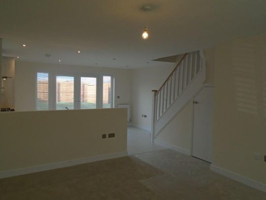 3 bedroom end of terrace house to rent - Photo 1
