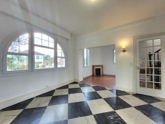 Location Maison 7 pièces 241m² BAYONNE 64100 - Photo 1