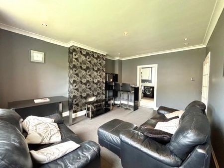 3 bedroom flat to rent - Photo 2