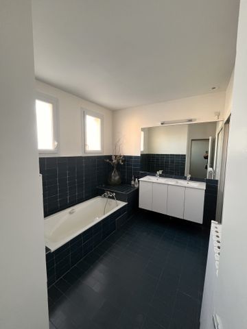 Location Maison 5 pièces 130m² LA TOUR DE SALVAGNY 69890 - Photo 4