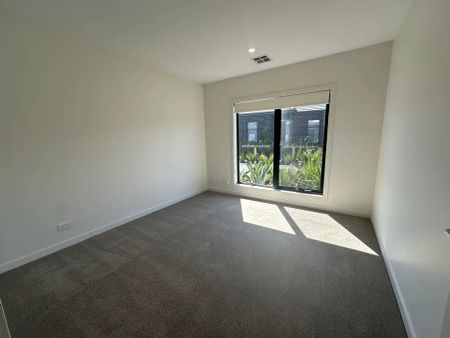 10/8 Faro Street, Point Cook VIC 3030 - Photo 5