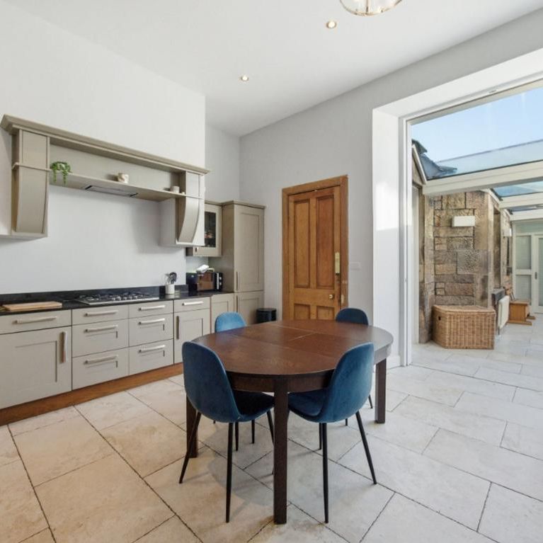 3 bedroom flat to rent - Photo 1