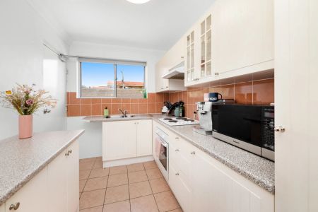 Charming 2-Bedroom Apartment in Prime Coorparoo Location - Photo 5