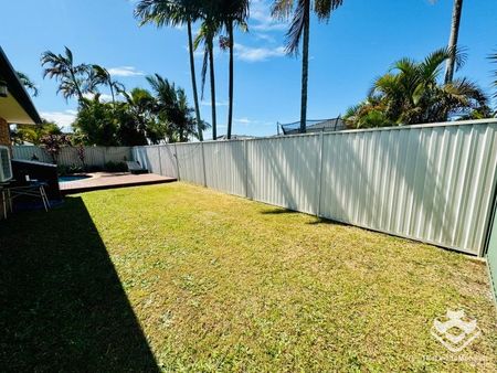 PERFECT HOME WITH POOL IN BURLEIGH WATERS - Photo 2