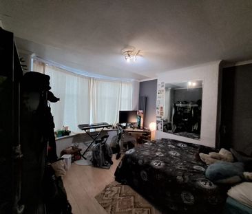 4 Bed Semi-Detached House, Finchley Road, M14 - Photo 2