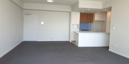 Luxury & C.B.D Located 3-Bedroom Apartment with Stunning City & District Views - Photo 2