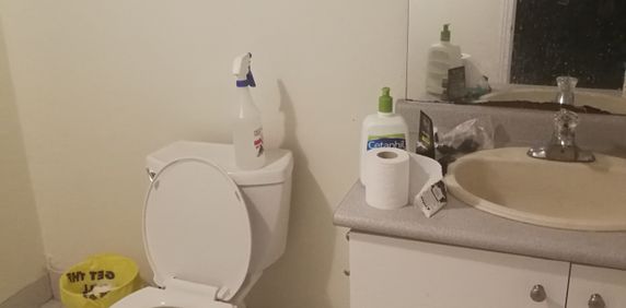 A private bedroom with a private bathroom available now - Photo 2