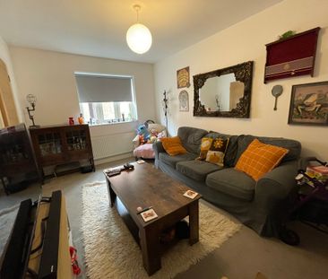 3 bedroom Semi-Detached House to let - Photo 4