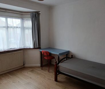 Room in a Shared House, Springfield Drive, IG2 - Photo 6