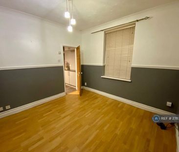 2 bedroom end of terrace house to rent - Photo 2